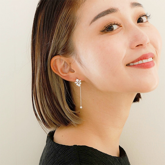 クリアフラワー ピアス 着用イメージ
