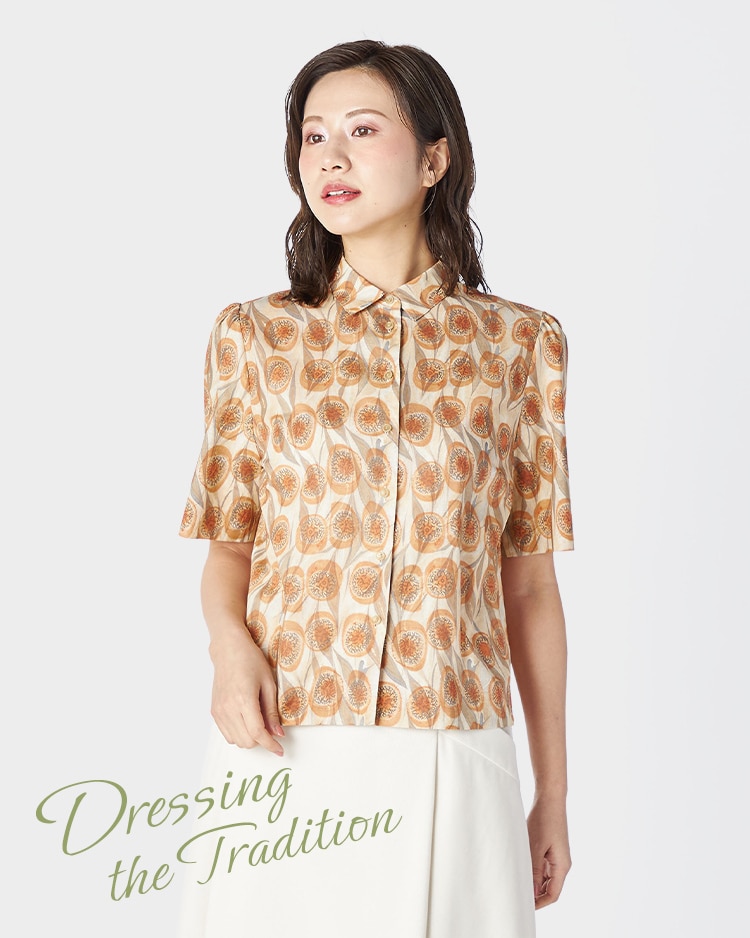 マーブル柄プリントのシャツを着た女性モデル