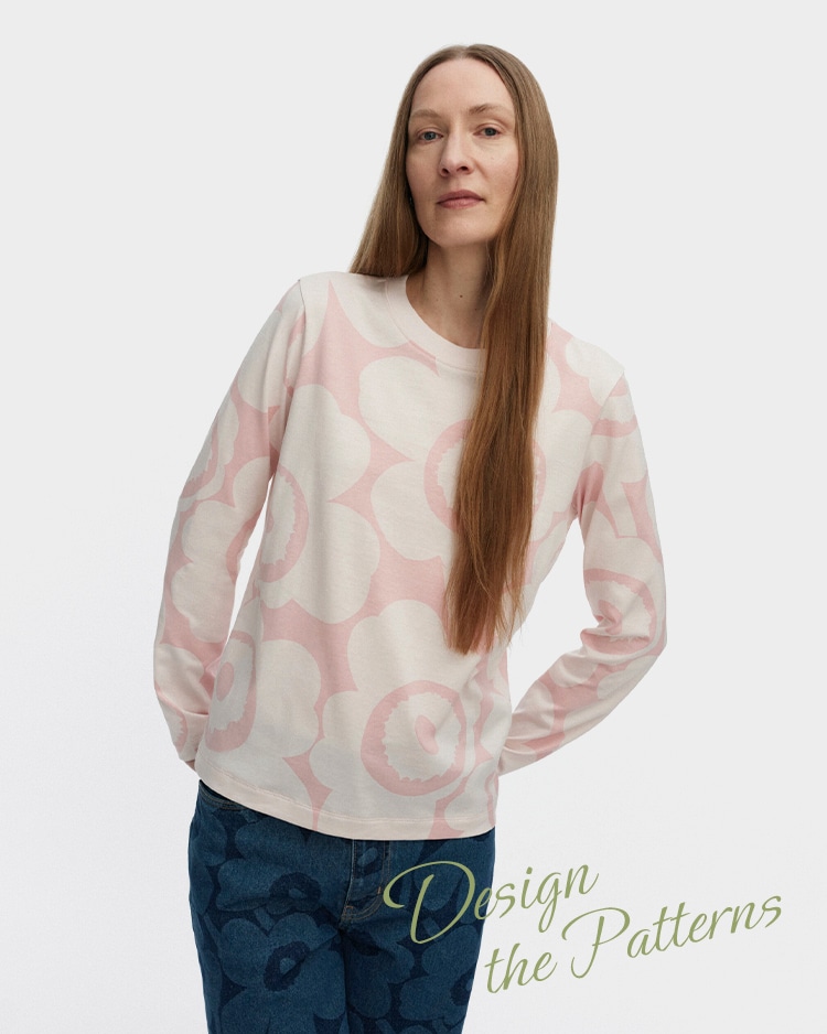 マリメッコのお花柄のトップスを着た女性モデル