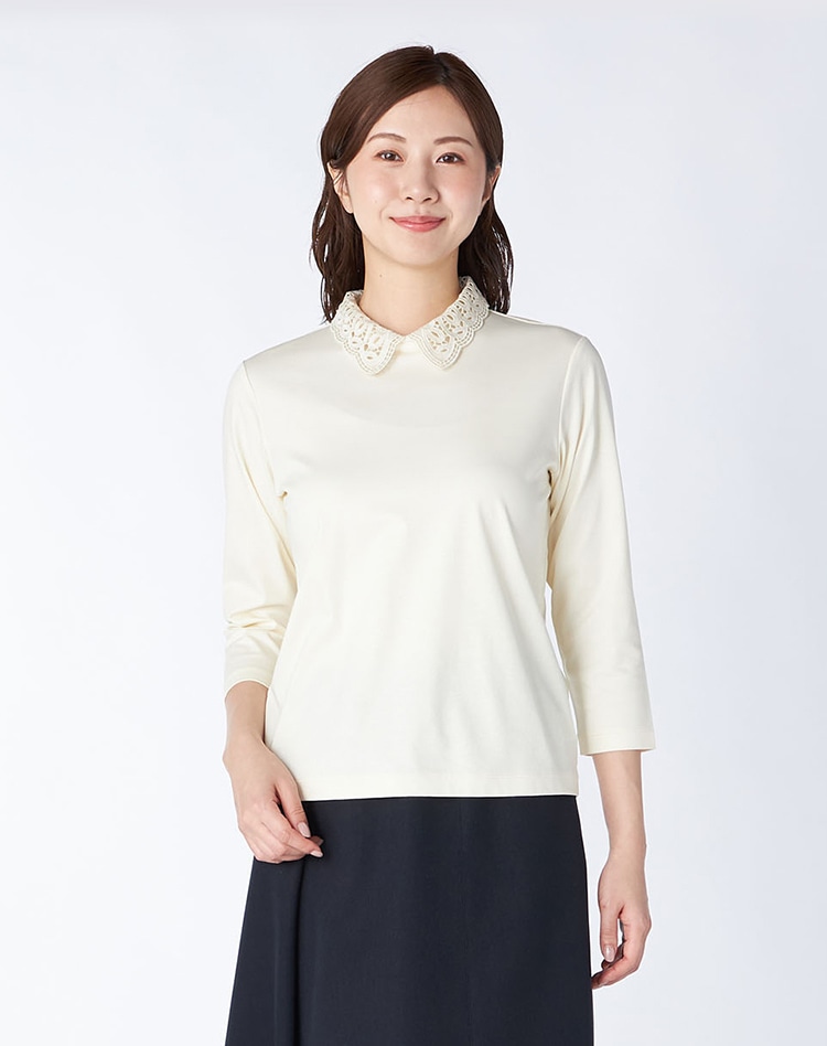 コットンスムースカットソーを身に纏った女性