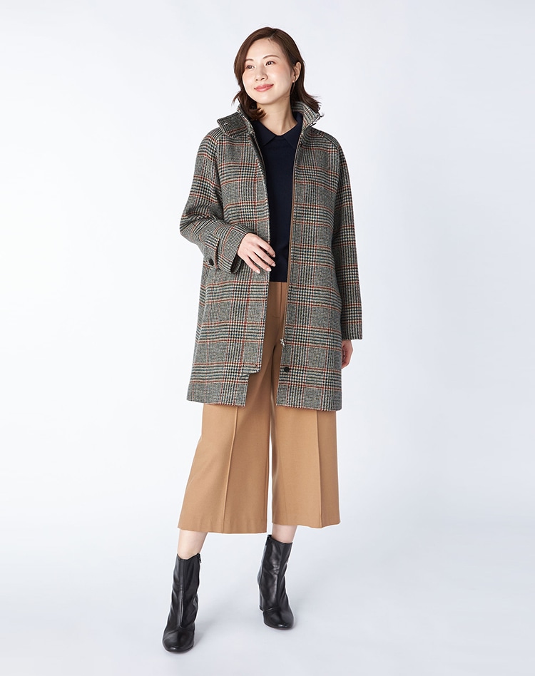 ブリティッシュチェックコート を身に着けた女性