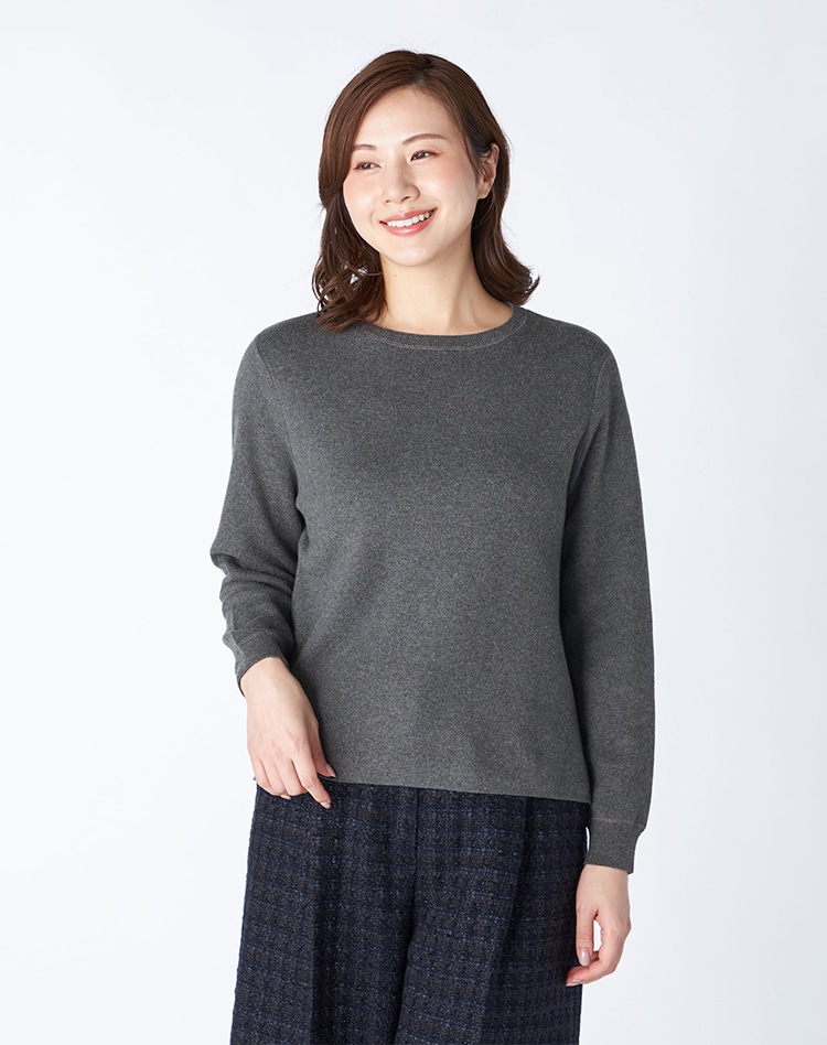 スウェットニット を身に着けた女性