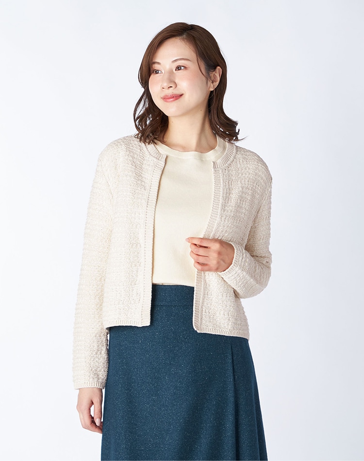 ツィードニット を身に着けた女性