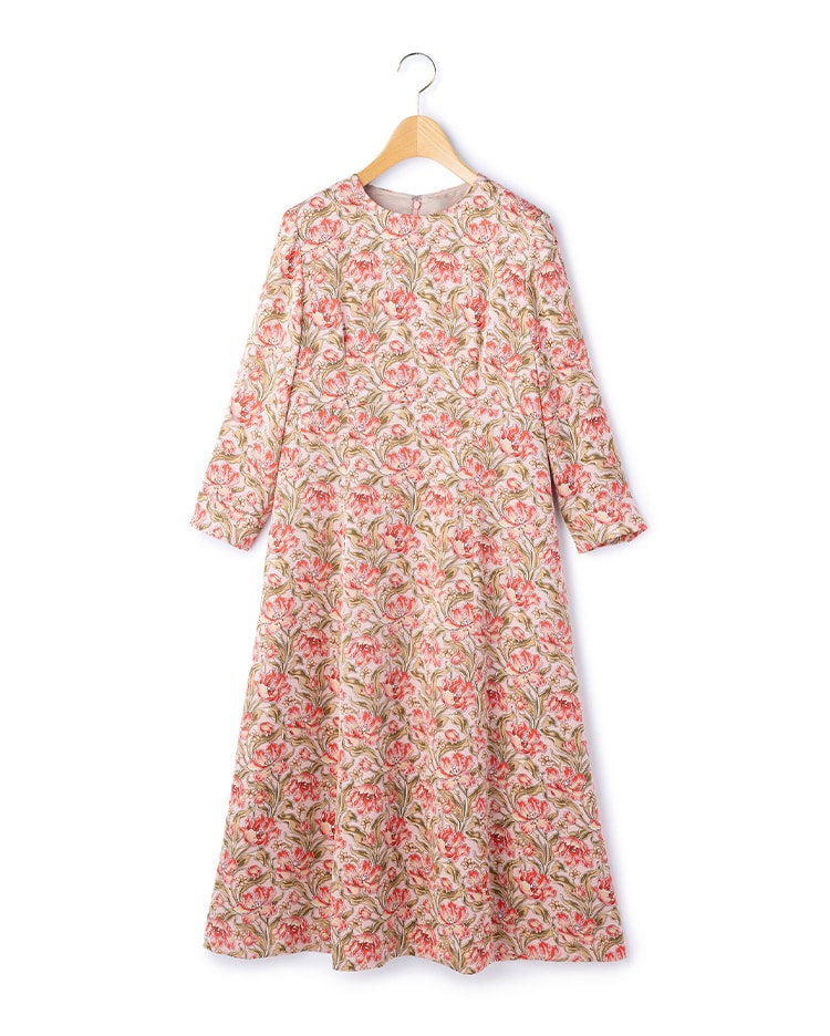 ピンクの花柄のワンピース