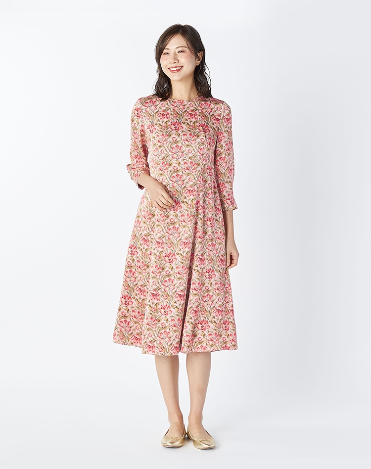 ピンクの花柄のワンピースを身に着けた女性