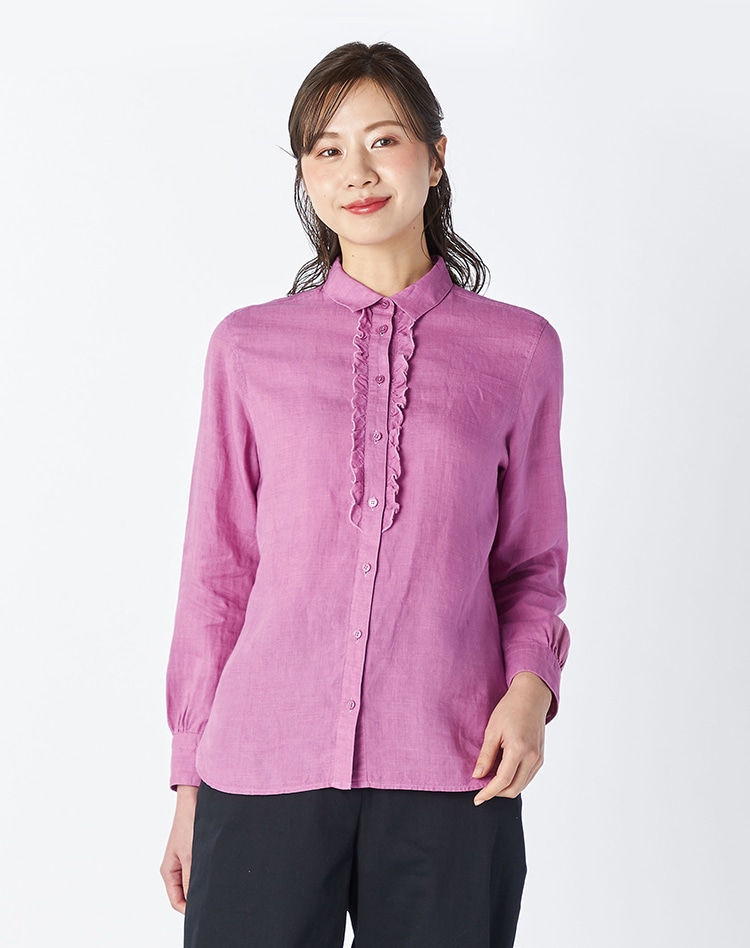 パープルのブラウスを身に着けた女性