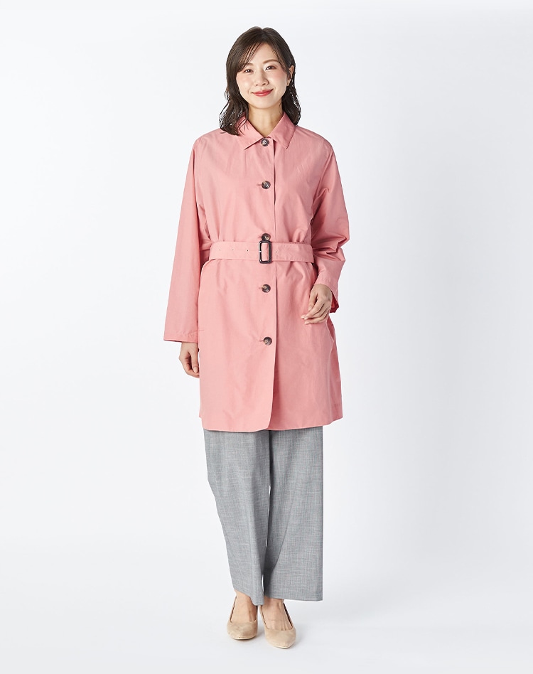 ピンクのコートを身に着けた女性