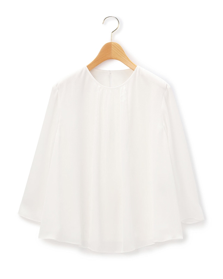 ホワイトのブラウス