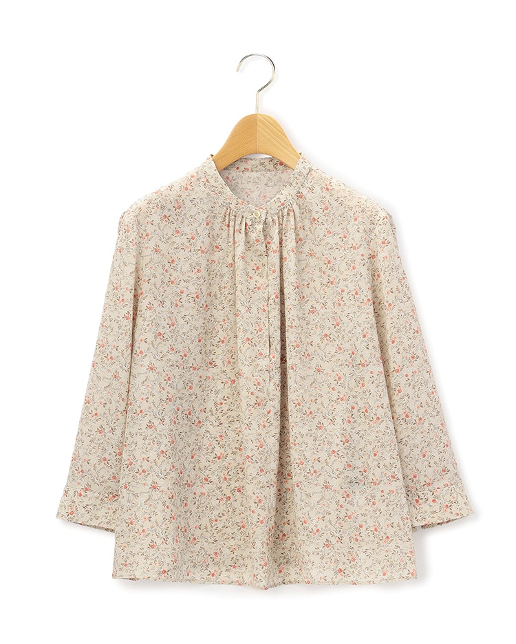 ベージュのブラウス