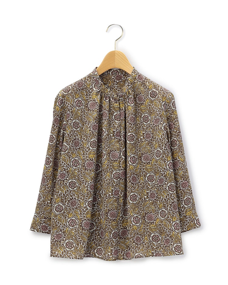 ブラウンのブラウス