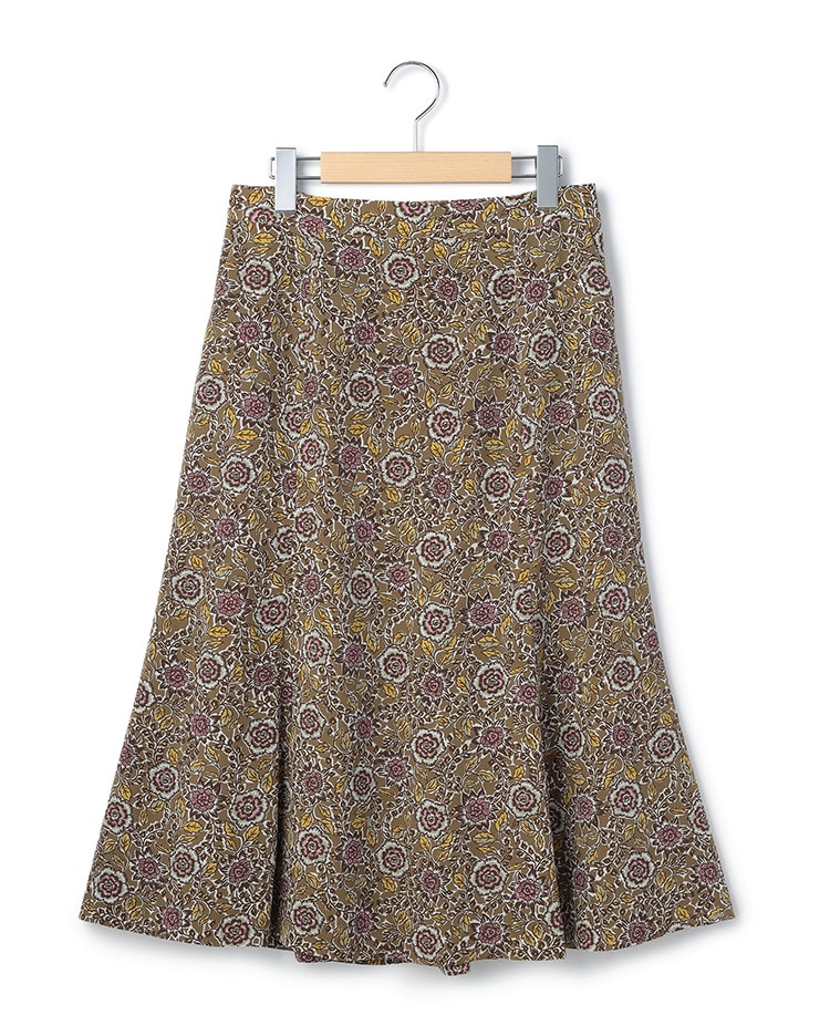 ブラウンのスカート