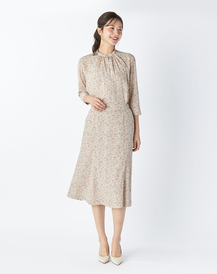 ピンクの花柄のセットアップを身に着けた女性