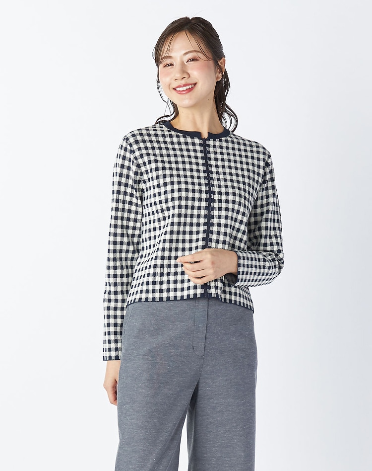 ネイビーのチェックカーディガンを身に着けた女性