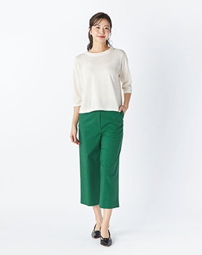 ホワイトのニットとグリーンのパンツはこちら