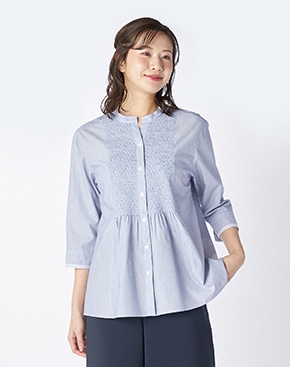 ブルーのスタンドカラーブラウスはこちら