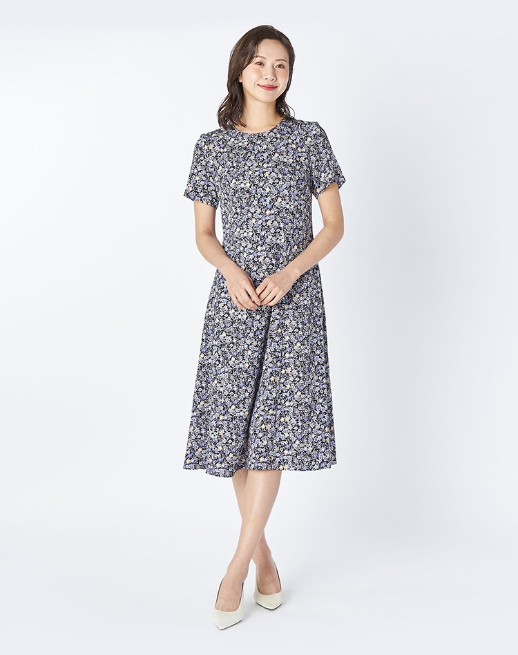 ネイビーのワンピースを身に着けた女性