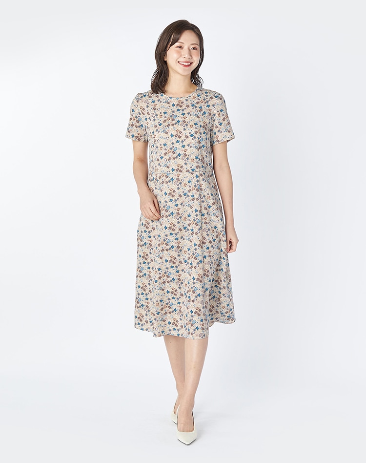 ベージュのワンピースを身に着けた女性