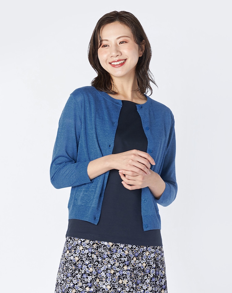 ブルーのニットを羽織った女性