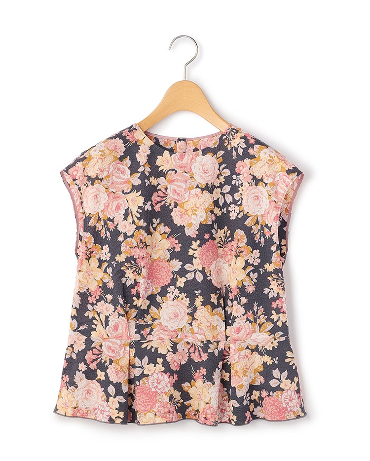 ピンクの花柄のノースリーブブラウス