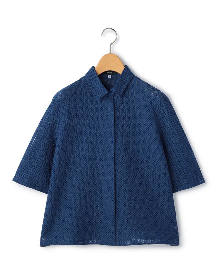 ネイビーのリネンシャツ