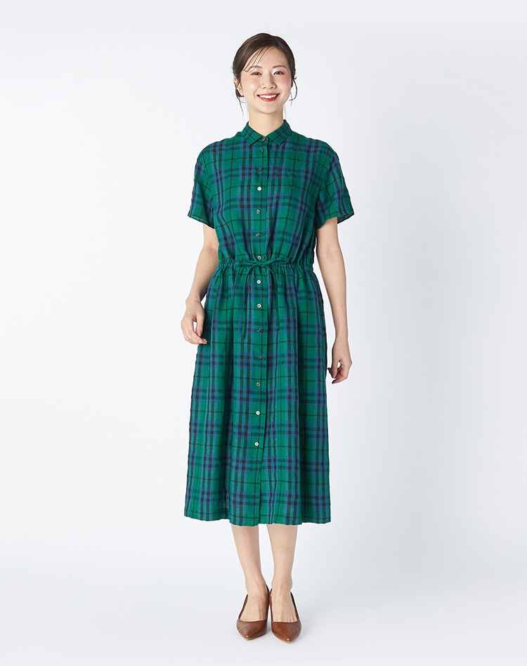 グリーンのチェックのワンピースを身に着けた女性