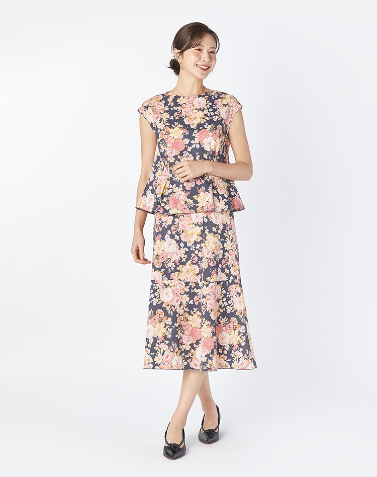 ピンクの花柄のセットアップを身に着けた女性