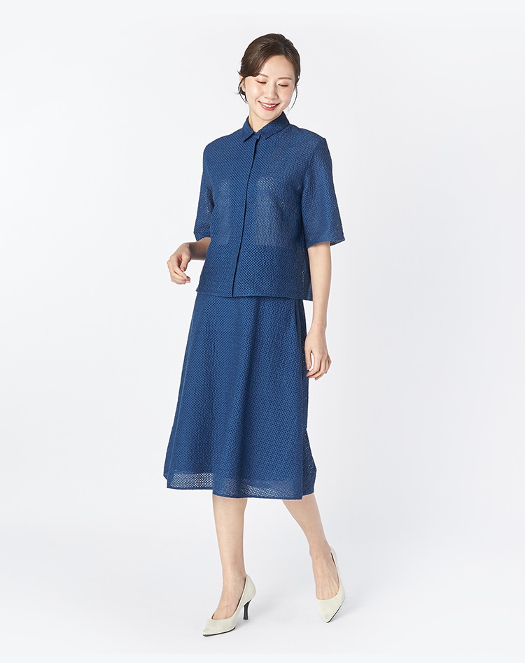 ネイビーのセットアップを身に着けた女性