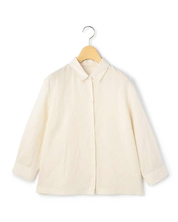 ホワイトのブラウス