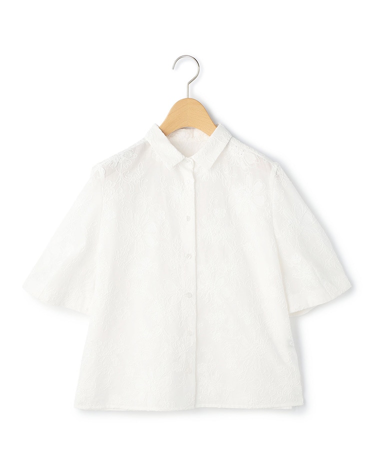 ホワイトのレースのブラウス