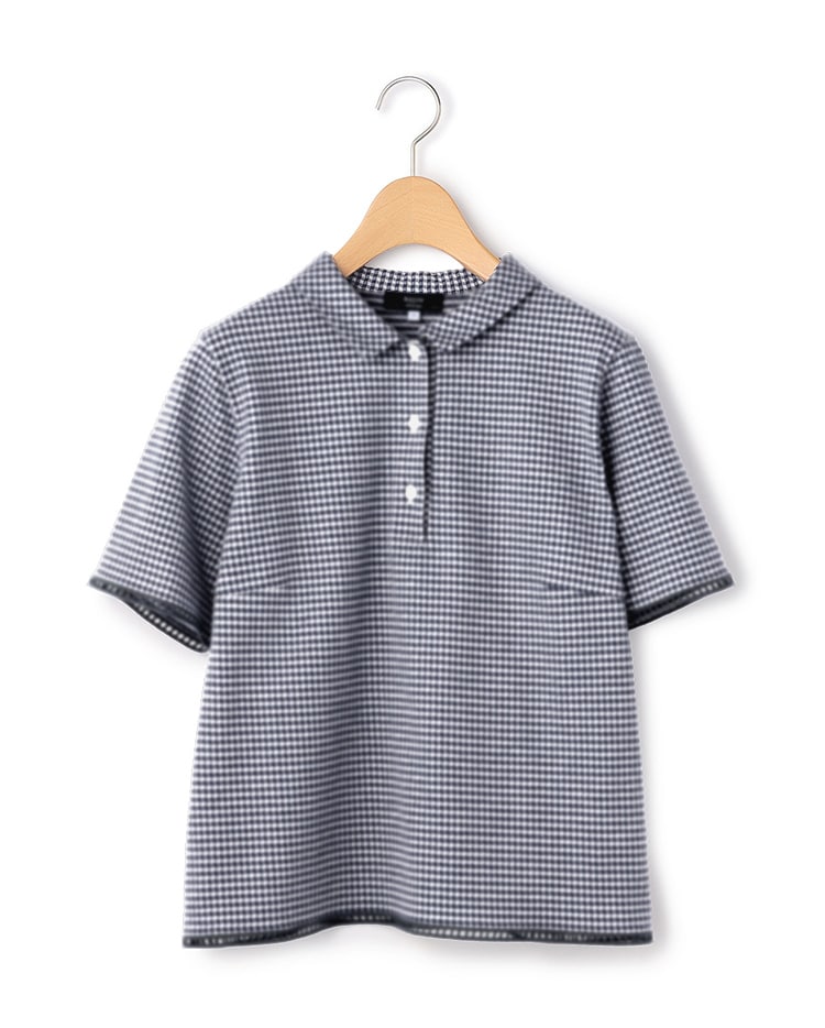 ブラックのチェック柄のブラウス