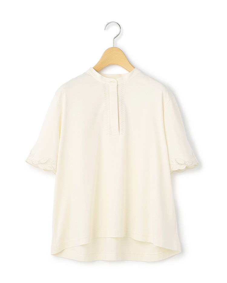 ホワイトのブラウス