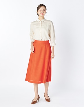 ホワイトのブラウスとオレンジのスカートはこちら