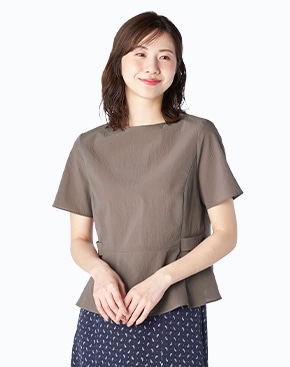 ブラウンのブラウスはこちら