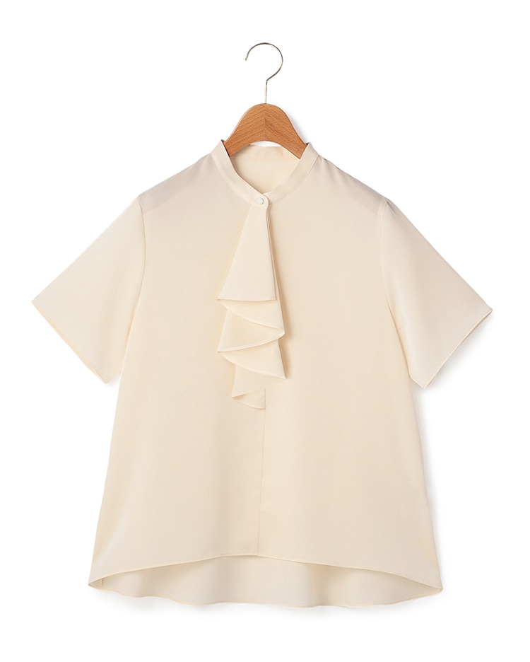 オフホワイトのブラウス