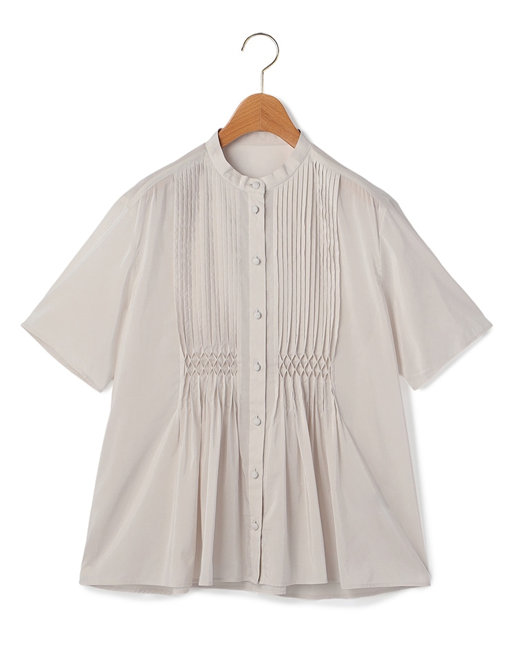 オフホワイトのシャツ