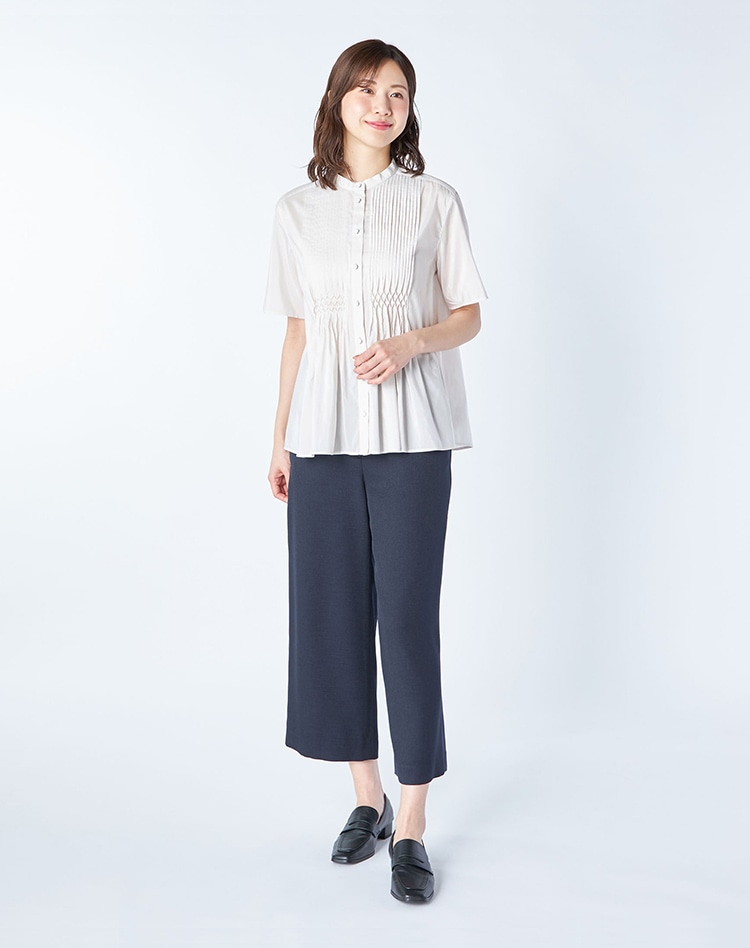 オフホワイトのシャツを身に着けた女性