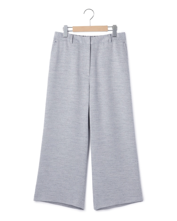 ライトブルーのパンツ