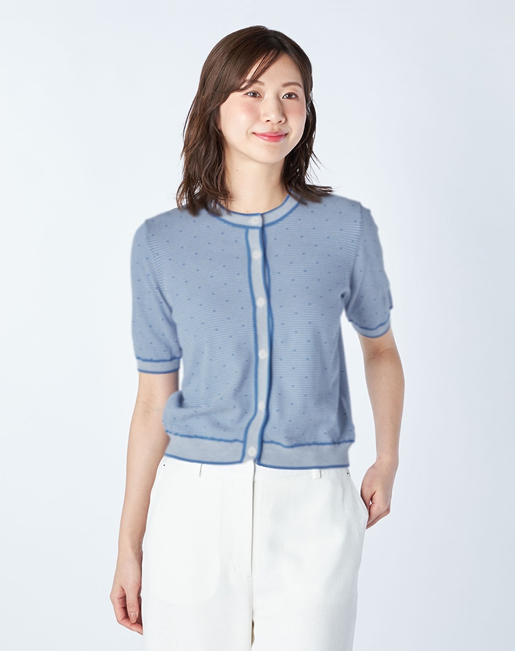 ライトブルーのニットを身に着けた女性