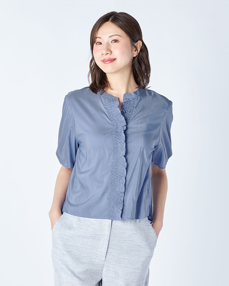 ライトブルーのブラウス