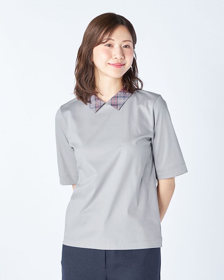 グレーの襟付きカットソー