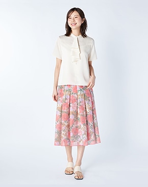 オフホワイトのブラウスとフラワー柄のスカートはこちら