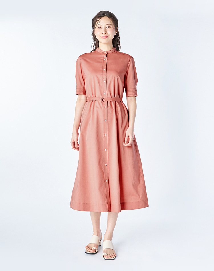 ピンクのワンピースを身に纏った女性