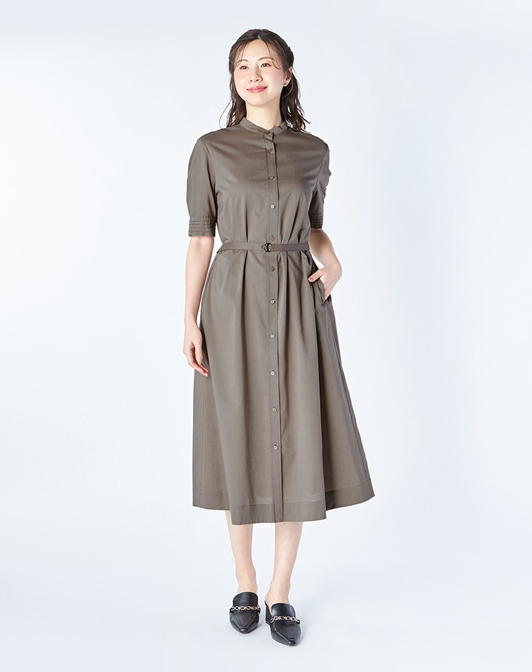 グリーンのワンピースを身に纏った女性