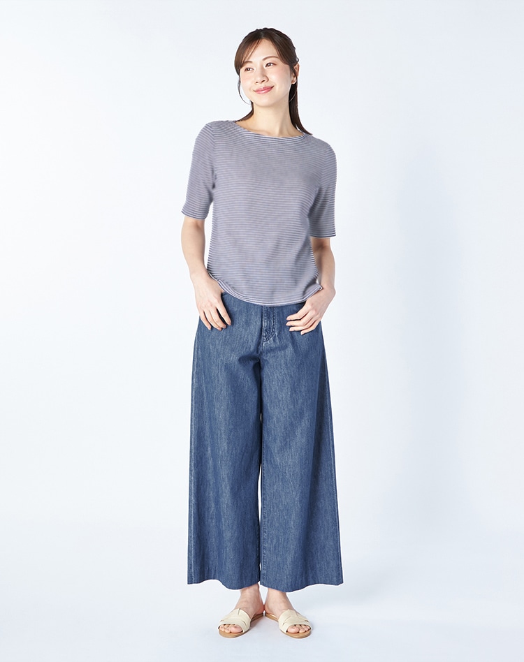ボーダーカットソーとデニムパンツを身に纏った女性