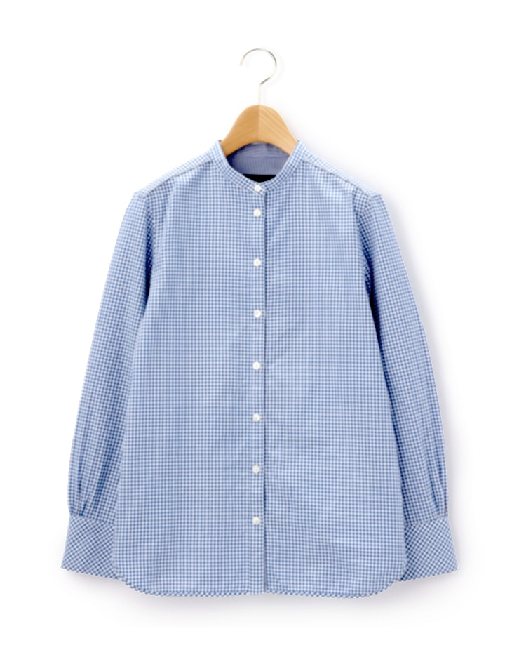 ブルーのチェック柄のブラウス