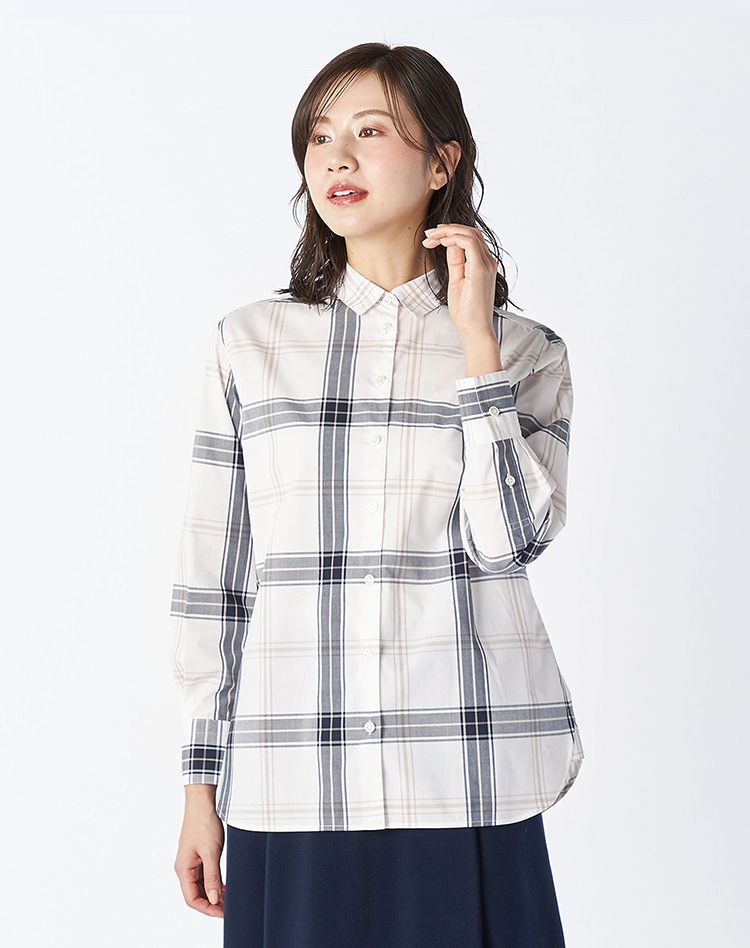 ホワイトのチェック柄のブラウスを身に着けた女性