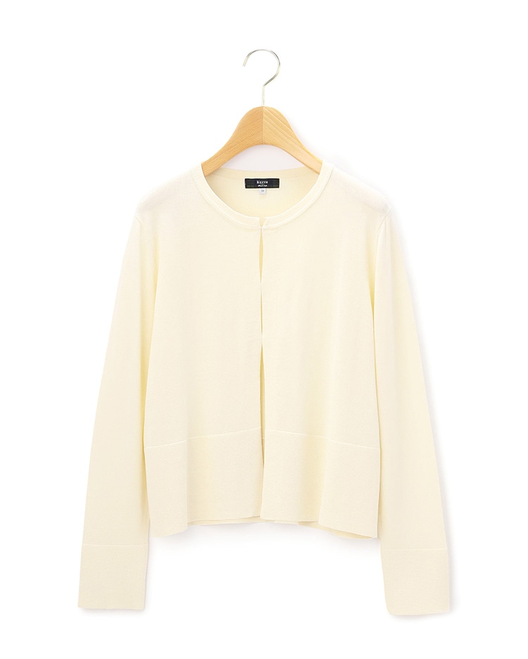 ホワイトのニット