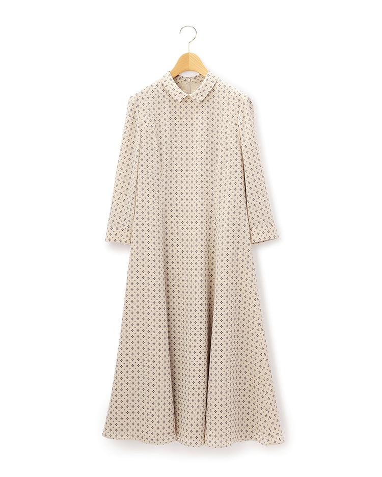 ベージュの総柄のワンピース