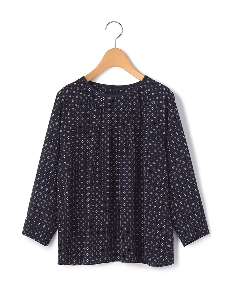 ネイビーの総柄のブラウス