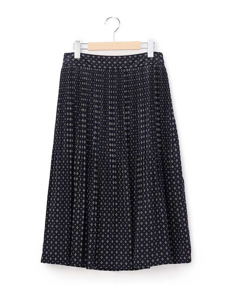 ネイビーの総柄のスカート